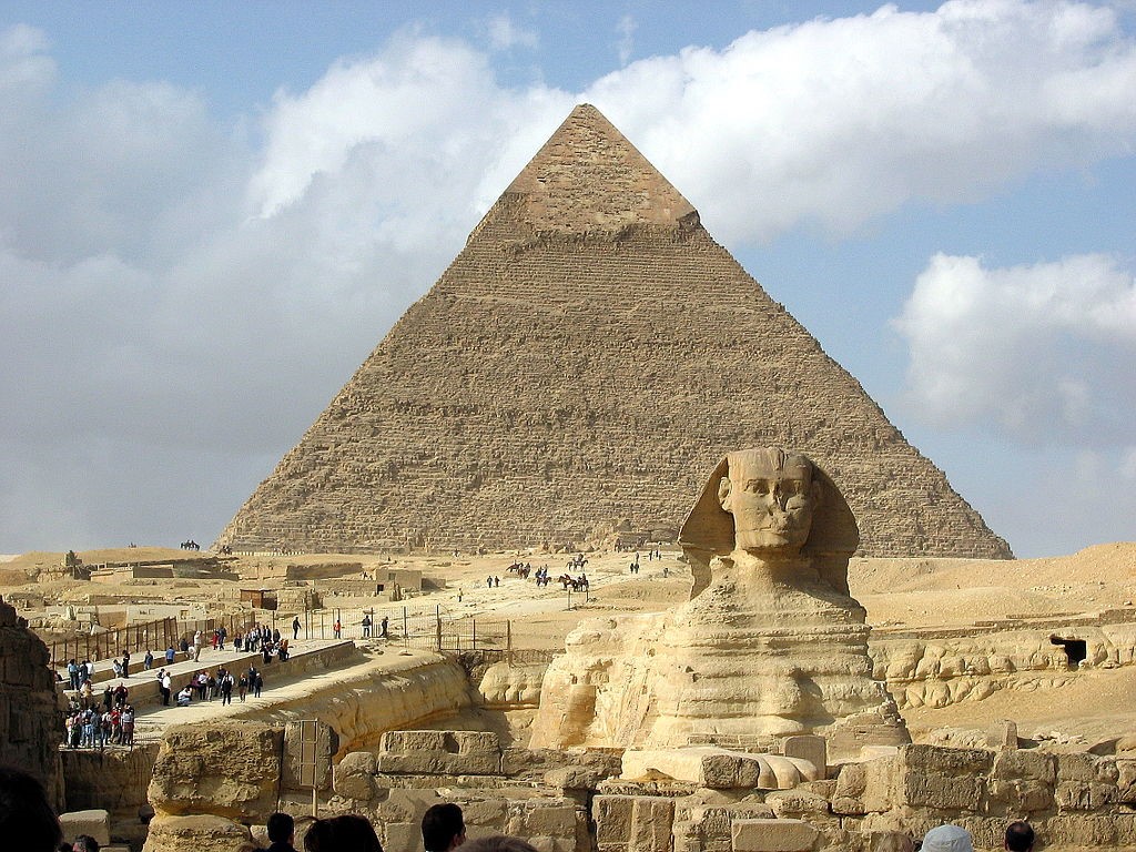 Sfinx en piramide van Chafra, Gizeh, ca. 2500 v.chr., bron: https://commons.wikimedia.org/w/index.php?curid=778151
